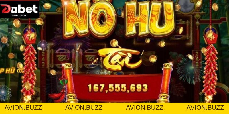 Nổ Hũ Dabet – Cơ Hội Săn Jackpot Hấp Dẫn Dành Cho Mọi Hội Viên Meta: Nổ hũ Dabet mang đến kho game slot đa dạng, tỷ lệ trả thưởng cao, cơ hội săn jackpot lớn cùng trải nghiệm giải trí đỉnh cao. Nổ hũ Dabet đang trở thành một trong những lựa chọn hàng đầu của cộng đồng game thủ yêu thích thể loại slot online hiện nay. Không chỉ đơn thuần là trò chơi giải trí, hệ thống quay thưởng tại Dabet còn mở ra cơ hội săn jackpot giá trị lớn với tỷ lệ trả thưởng hấp dẫn. Nhờ sự đầu tư mạnh mẽ về công nghệ, nội dung và trải nghiệm người dùng, thương hiệu này đã nhanh chóng chiếm được lòng tin của đông đảo hội viên trên thị trường cá cược trực tuyến. Trong bài viết dưới đây, chúng ta sẽ cùng khám phá chi tiết về nổ hũ Dabet, từ ưu điểm nổi bật, các tựa game đình đám cho đến những kinh nghiệm săn thưởng hiệu quả từ cao thủ. Lý Do Nhiều Game Thủ Chọn Nổ Hũ Dabet Ngay từ khi ra mắt, nổ hũ Dabet đã định vị mình là một sân chơi slot chuyên nghiệp với nhiều ưu điểm vượt trội so với các nền tảng khác trên thị trường. Để hiểu rõ vì sao trò chơi này thu hút đông đảo người tham gia, bạn cần nhìn nhận toàn diện các yếu tố cấu thành nên trải nghiệm chất lượng tại đây. Giao Diện Hiện Đại Và Trải Nghiệm Mượt Mà Một trong những điểm cộng lớn của nổ hũ Dabet chính là giao diện được thiết kế theo phong cách hiện đại, trực quan và dễ sử dụng. Mọi chi tiết từ hình ảnh, màu sắc cho đến bố cục đều được tối ưu nhằm mang lại cảm giác thân thiện với người dùng. Các tựa game slot đều sở hữu đồ họa sắc nét, hiệu ứng chuyển động mượt mà cùng âm thanh sống động, tạo nên không gian giải trí chân thực như đang tham gia tại casino thực tế. Không chỉ vậy, nền tảng còn được tối ưu hóa trên nhiều thiết bị khác nhau như máy tính, điện thoại hay tablet. Điều này giúp người chơi có thể dễ dàng truy cập và trải nghiệm mọi lúc mọi nơi mà không gặp phải tình trạng giật lag hay lỗi kỹ thuật. Tỷ Lệ Trả Thưởng Cạnh Tranh Yếu tố then chốt giúp nổ hũ Dabet giữ chân người chơi lâu dài chính là tỷ lệ trả thưởng (RTP) cao. Theo nhiều nguồn đánh giá uy tín trong ngành game online, các trò slot tại đây thường có RTP dao động từ 95% đến 97%, thậm chí cao hơn ở một số tựa game đặc biệt. Điều này đồng nghĩa với việc người chơi có nhiều cơ hội nhận lại lợi nhuận hơn so với mức cược ban đầu. Ngoài ra, hệ thống jackpot được tích lũy liên tục và có thể đạt giá trị rất lớn, tạo động lực mạnh mẽ cho người chơi tham gia. Những phần thưởng “khủng” không chỉ xuất hiện ngẫu nhiên mà còn có tính minh bạch, đảm bảo công bằng cho tất cả hội viên. Bảo Mật Thông Tin Tuyệt Đối Một trong những yếu tố quan trọng không thể bỏ qua khi tham gia cá cược trực tuyến chính là tính bảo mật. Nổ hũ Dabet sử dụng công nghệ mã hóa tiên tiến nhằm bảo vệ toàn bộ dữ liệu cá nhân và giao dịch của người chơi. Điều này giúp hạn chế tối đa nguy cơ bị xâm nhập hoặc đánh cắp thông tin. Bên cạnh đó, hệ thống còn được kiểm định định kỳ bởi các tổ chức uy tín, đảm bảo tính minh bạch trong mọi kết quả quay thưởng. Người chơi hoàn toàn có thể yên tâm trải nghiệm mà không cần lo lắng về gian lận hay rủi ro. Những Siêu Phẩm Slot Game Đình Đám Nhất Tại Dabet Kho game nổ hũ tại Dabet vô cùng phong phú với nhiều chủ đề đa dạng, từ văn hóa Á Đông, thần thoại phương Tây cho đến các câu chuyện cổ tích quen thuộc. Mỗi tựa game đều mang một màu sắc riêng, giúp người chơi không bị nhàm chán trong quá trình trải nghiệm. Thần Tài Đến Thần Tài Đến là một trong những trò chơi nổi bật nhất tại nổ hũ Dabet, lấy cảm hứng từ hình tượng vị thần tài lộc trong văn hóa Á Đông. Với tông màu đỏ – vàng chủ đạo, trò chơi mang đến cảm giác may mắn và thịnh vượng ngay từ cái nhìn đầu tiên. Cơ chế quay thưởng đơn giản giúp người mới dễ dàng làm quen chỉ sau vài phút. Đặc biệt, trò chơi thường xuyên kích hoạt tính năng quay miễn phí, giúp người chơi gia tăng cơ hội chiến thắng mà không cần bỏ thêm vốn. Khi xuất hiện biểu tượng đặc biệt, bạn có thể nhận được phần thưởng lớn hoặc kích hoạt jackpot hấp dẫn. Kho Báu Tứ Linh Kho Báu Tứ Linh mang đến một hành trình khám phá thế giới thần thoại với bốn linh vật Long, Lân, Quy, Phụng. Đồ họa 3D sống động kết hợp với hiệu ứng âm thanh chân thực giúp người chơi đắm chìm vào không gian huyền bí đầy cuốn hút. Điểm nổi bật của trò chơi nằm ở tỷ lệ nổ hũ cao, với nhiều jackpot từng đạt mức hàng tỷ đồng. Điều này khiến Kho Báu Tứ Linh trở thành lựa chọn yêu thích của những ai mong muốn săn thưởng lớn trong thời gian ngắn. Cung Hỷ Phát Tài Cung Hỷ Phát Tài là tựa game mang đậm không khí lễ hội với hình ảnh bao lì xì, pháo hoa và những biểu tượng may mắn. Âm nhạc vui tươi kết hợp với lối chơi hấp dẫn tạo nên trải nghiệm giải trí đầy hứng khởi. Mức cược linh hoạt phù hợp với nhiều đối tượng người chơi, từ tân thủ cho đến cao thủ. Với RTP cao, trò chơi giúp tối ưu hóa lợi nhuận và mang lại nhiều cơ hội chiến thắng hấp dẫn. Bí Mật Cleopatra Chủ đề Ai Cập cổ đại luôn có sức hút đặc biệt, và Bí Mật Cleopatra chính là minh chứng rõ ràng cho điều đó. Người chơi sẽ bước vào hành trình khám phá kho báu bí ẩn cùng nữ hoàng Cleopatra huyền thoại. Tính năng Wild mở rộng và Bonus Game giúp gia tăng đáng kể khả năng trúng thưởng. Những vòng quay kịch tính cùng phần thưởng giá trị cao khiến trò chơi luôn nằm trong top yêu thích tại Dabet. Sơn Tinh Thủy Tinh Lấy cảm hứng từ câu chuyện dân gian Việt Nam, Sơn Tinh Thủy Tinh mang đến trải nghiệm độc đáo với hình ảnh quen thuộc nhưng được tái hiện một cách hiện đại. Hiệu ứng thiên nhiên hùng vĩ cùng gameplay hấp dẫn tạo nên sức hút riêng biệt. Tính năng Bonus đặc biệt giúp người chơi nhận thêm nhiều phần thưởng giá trị, đồng thời tăng khả năng kích hoạt jackpot. Đây là lựa chọn lý tưởng cho những ai yêu thích yếu tố văn hóa truyền thống kết hợp với công nghệ hiện đại. Kết Luận Nổ hũ Dabet không chỉ là một sân chơi giải trí đơn thuần mà còn là cơ hội để người chơi săn thưởng lớn với tỷ lệ thắng hấp dẫn. Nhờ sự kết hợp giữa công nghệ hiện đại, kho game đa dạng và chính sách minh bạch, Dabet đã khẳng định vị thế của mình trên thị trường cá cược trực tuyến. Tuy nhiên, để đạt được hiệu quả cao nhất, người chơi cần trang bị cho mình kiến thức và chiến thuật hợp lý. Nếu biết cách tận dụng cơ hội và kiểm soát tốt nguồn vốn, nổ hũ Dabet chắc chắn sẽ mang lại những trải nghiệm đáng nhớ cùng phần thưởng xứng đáng. - AVION