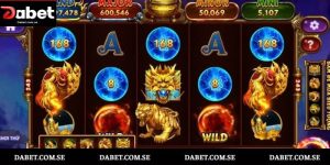 Nổ Hũ Dabet – Cơ Hội Săn Jackpot Hấp Dẫn Dành Cho Mọi Hội Viên Meta: Nổ hũ Dabet mang đến kho game slot đa dạng, tỷ lệ trả thưởng cao, cơ hội săn jackpot lớn cùng trải nghiệm giải trí đỉnh cao. Nổ hũ Dabet đang trở thành một trong những lựa chọn hàng đầu của cộng đồng game thủ yêu thích thể loại slot online hiện nay. Không chỉ đơn thuần là trò chơi giải trí, hệ thống quay thưởng tại Dabet còn mở ra cơ hội săn jackpot giá trị lớn với tỷ lệ trả thưởng hấp dẫn. Nhờ sự đầu tư mạnh mẽ về công nghệ, nội dung và trải nghiệm người dùng, thương hiệu này đã nhanh chóng chiếm được lòng tin của đông đảo hội viên trên thị trường cá cược trực tuyến. Trong bài viết dưới đây, chúng ta sẽ cùng khám phá chi tiết về nổ hũ Dabet, từ ưu điểm nổi bật, các tựa game đình đám cho đến những kinh nghiệm săn thưởng hiệu quả từ cao thủ. Lý Do Nhiều Game Thủ Chọn Nổ Hũ Dabet Ngay từ khi ra mắt, nổ hũ Dabet đã định vị mình là một sân chơi slot chuyên nghiệp với nhiều ưu điểm vượt trội so với các nền tảng khác trên thị trường. Để hiểu rõ vì sao trò chơi này thu hút đông đảo người tham gia, bạn cần nhìn nhận toàn diện các yếu tố cấu thành nên trải nghiệm chất lượng tại đây. Giao Diện Hiện Đại Và Trải Nghiệm Mượt Mà Một trong những điểm cộng lớn của nổ hũ Dabet chính là giao diện được thiết kế theo phong cách hiện đại, trực quan và dễ sử dụng. Mọi chi tiết từ hình ảnh, màu sắc cho đến bố cục đều được tối ưu nhằm mang lại cảm giác thân thiện với người dùng. Các tựa game slot đều sở hữu đồ họa sắc nét, hiệu ứng chuyển động mượt mà cùng âm thanh sống động, tạo nên không gian giải trí chân thực như đang tham gia tại casino thực tế. Không chỉ vậy, nền tảng còn được tối ưu hóa trên nhiều thiết bị khác nhau như máy tính, điện thoại hay tablet. Điều này giúp người chơi có thể dễ dàng truy cập và trải nghiệm mọi lúc mọi nơi mà không gặp phải tình trạng giật lag hay lỗi kỹ thuật. Tỷ Lệ Trả Thưởng Cạnh Tranh Yếu tố then chốt giúp nổ hũ Dabet giữ chân người chơi lâu dài chính là tỷ lệ trả thưởng (RTP) cao. Theo nhiều nguồn đánh giá uy tín trong ngành game online, các trò slot tại đây thường có RTP dao động từ 95% đến 97%, thậm chí cao hơn ở một số tựa game đặc biệt. Điều này đồng nghĩa với việc người chơi có nhiều cơ hội nhận lại lợi nhuận hơn so với mức cược ban đầu. Ngoài ra, hệ thống jackpot được tích lũy liên tục và có thể đạt giá trị rất lớn, tạo động lực mạnh mẽ cho người chơi tham gia. Những phần thưởng “khủng” không chỉ xuất hiện ngẫu nhiên mà còn có tính minh bạch, đảm bảo công bằng cho tất cả hội viên. Bảo Mật Thông Tin Tuyệt Đối Một trong những yếu tố quan trọng không thể bỏ qua khi tham gia cá cược trực tuyến chính là tính bảo mật. Nổ hũ Dabet sử dụng công nghệ mã hóa tiên tiến nhằm bảo vệ toàn bộ dữ liệu cá nhân và giao dịch của người chơi. Điều này giúp hạn chế tối đa nguy cơ bị xâm nhập hoặc đánh cắp thông tin. Bên cạnh đó, hệ thống còn được kiểm định định kỳ bởi các tổ chức uy tín, đảm bảo tính minh bạch trong mọi kết quả quay thưởng. Người chơi hoàn toàn có thể yên tâm trải nghiệm mà không cần lo lắng về gian lận hay rủi ro. Những Siêu Phẩm Slot Game Đình Đám Nhất Tại Dabet Kho game nổ hũ tại Dabet vô cùng phong phú với nhiều chủ đề đa dạng, từ văn hóa Á Đông, thần thoại phương Tây cho đến các câu chuyện cổ tích quen thuộc. Mỗi tựa game đều mang một màu sắc riêng, giúp người chơi không bị nhàm chán trong quá trình trải nghiệm. Thần Tài Đến Thần Tài Đến là một trong những trò chơi nổi bật nhất tại nổ hũ Dabet, lấy cảm hứng từ hình tượng vị thần tài lộc trong văn hóa Á Đông. Với tông màu đỏ – vàng chủ đạo, trò chơi mang đến cảm giác may mắn và thịnh vượng ngay từ cái nhìn đầu tiên. Cơ chế quay thưởng đơn giản giúp người mới dễ dàng làm quen chỉ sau vài phút. Đặc biệt, trò chơi thường xuyên kích hoạt tính năng quay miễn phí, giúp người chơi gia tăng cơ hội chiến thắng mà không cần bỏ thêm vốn. Khi xuất hiện biểu tượng đặc biệt, bạn có thể nhận được phần thưởng lớn hoặc kích hoạt jackpot hấp dẫn. Kho Báu Tứ Linh Kho Báu Tứ Linh mang đến một hành trình khám phá thế giới thần thoại với bốn linh vật Long, Lân, Quy, Phụng. Đồ họa 3D sống động kết hợp với hiệu ứng âm thanh chân thực giúp người chơi đắm chìm vào không gian huyền bí đầy cuốn hút. Điểm nổi bật của trò chơi nằm ở tỷ lệ nổ hũ cao, với nhiều jackpot từng đạt mức hàng tỷ đồng. Điều này khiến Kho Báu Tứ Linh trở thành lựa chọn yêu thích của những ai mong muốn săn thưởng lớn trong thời gian ngắn. Cung Hỷ Phát Tài Cung Hỷ Phát Tài là tựa game mang đậm không khí lễ hội với hình ảnh bao lì xì, pháo hoa và những biểu tượng may mắn. Âm nhạc vui tươi kết hợp với lối chơi hấp dẫn tạo nên trải nghiệm giải trí đầy hứng khởi. Mức cược linh hoạt phù hợp với nhiều đối tượng người chơi, từ tân thủ cho đến cao thủ. Với RTP cao, trò chơi giúp tối ưu hóa lợi nhuận và mang lại nhiều cơ hội chiến thắng hấp dẫn. Bí Mật Cleopatra Chủ đề Ai Cập cổ đại luôn có sức hút đặc biệt, và Bí Mật Cleopatra chính là minh chứng rõ ràng cho điều đó. Người chơi sẽ bước vào hành trình khám phá kho báu bí ẩn cùng nữ hoàng Cleopatra huyền thoại. Tính năng Wild mở rộng và Bonus Game giúp gia tăng đáng kể khả năng trúng thưởng. Những vòng quay kịch tính cùng phần thưởng giá trị cao khiến trò chơi luôn nằm trong top yêu thích tại Dabet. Sơn Tinh Thủy Tinh Lấy cảm hứng từ câu chuyện dân gian Việt Nam, Sơn Tinh Thủy Tinh mang đến trải nghiệm độc đáo với hình ảnh quen thuộc nhưng được tái hiện một cách hiện đại. Hiệu ứng thiên nhiên hùng vĩ cùng gameplay hấp dẫn tạo nên sức hút riêng biệt. Tính năng Bonus đặc biệt giúp người chơi nhận thêm nhiều phần thưởng giá trị, đồng thời tăng khả năng kích hoạt jackpot. Đây là lựa chọn lý tưởng cho những ai yêu thích yếu tố văn hóa truyền thống kết hợp với công nghệ hiện đại. Kết Luận Nổ hũ Dabet không chỉ là một sân chơi giải trí đơn thuần mà còn là cơ hội để người chơi săn thưởng lớn với tỷ lệ thắng hấp dẫn. Nhờ sự kết hợp giữa công nghệ hiện đại, kho game đa dạng và chính sách minh bạch, Dabet đã khẳng định vị thế của mình trên thị trường cá cược trực tuyến. Tuy nhiên, để đạt được hiệu quả cao nhất, người chơi cần trang bị cho mình kiến thức và chiến thuật hợp lý. Nếu biết cách tận dụng cơ hội và kiểm soát tốt nguồn vốn, nổ hũ Dabet chắc chắn sẽ mang lại những trải nghiệm đáng nhớ cùng phần thưởng xứng đáng. - AVION
